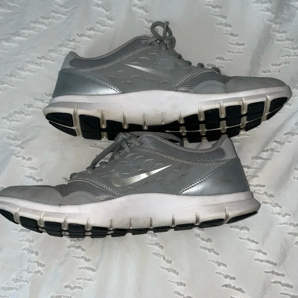 Nike Orive Gray Silver White Running Shoes Athletic Womens Size 7